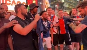 气氛热烈！众多巴黎球迷聚集在时代广场，载歌载舞为球队助威